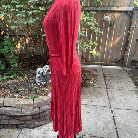 Elegant Red V-Neck Dress - Picture 6 of 9